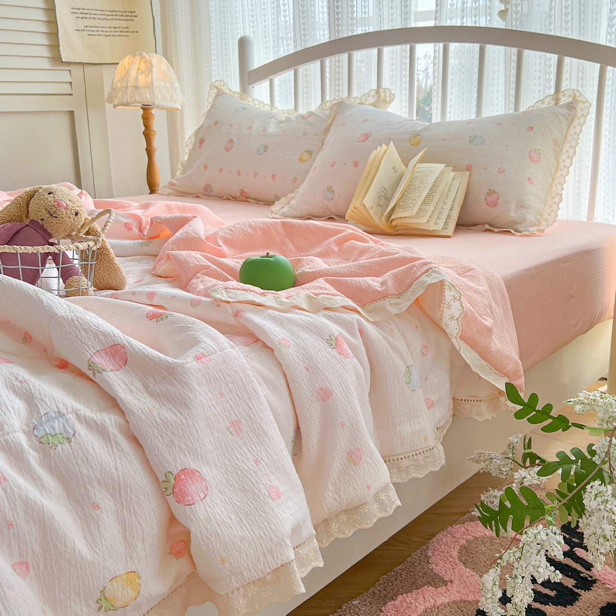 91家纺网 家纺一手货源 找家纺 港岛妹妹 2026新款镂空花边夏被 夏被四件套 草莓果园