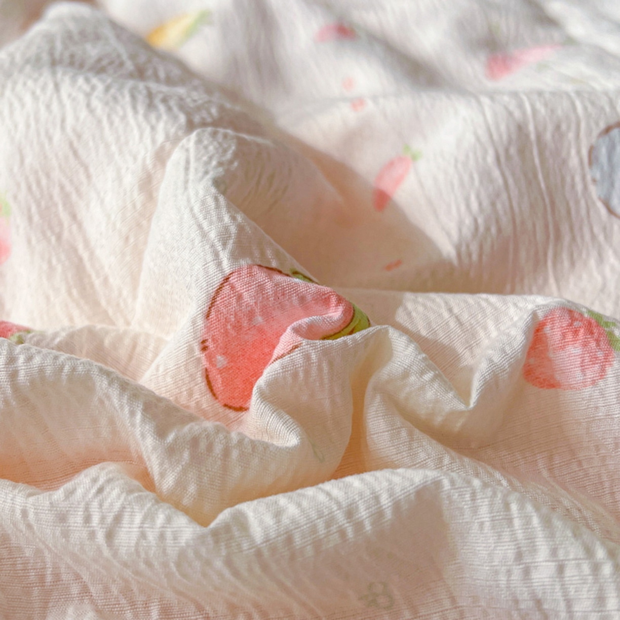 91家纺网 家纺一手货源 找家纺 港岛妹妹 2026新款镂空花边夏被 夏被四件套 草莓果园