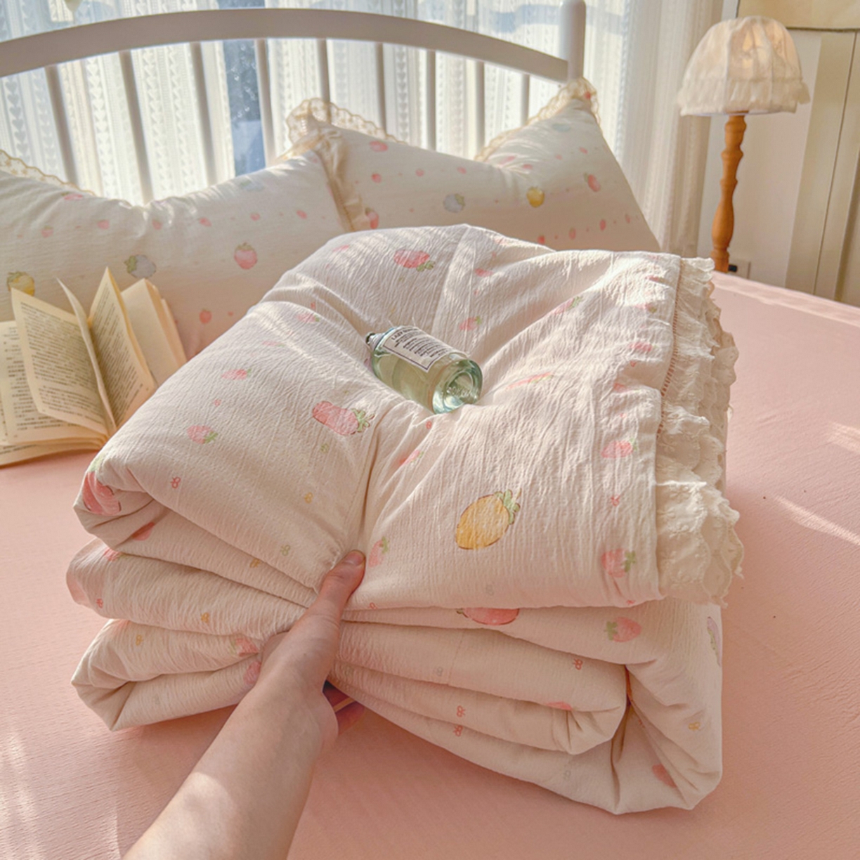 91家纺网 家纺一手货源 找家纺 港岛妹妹 2026新款镂空花边夏被 夏被四件套 草莓果园