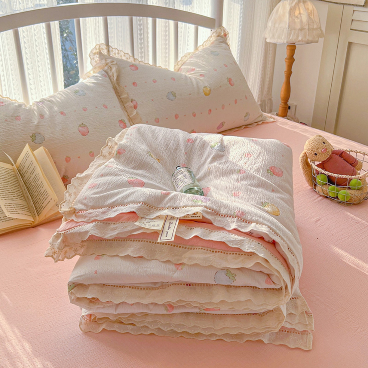 91家纺网 家纺一手货源 找家纺 港岛妹妹 2026新款镂空花边夏被 夏被四件套 草莓果园