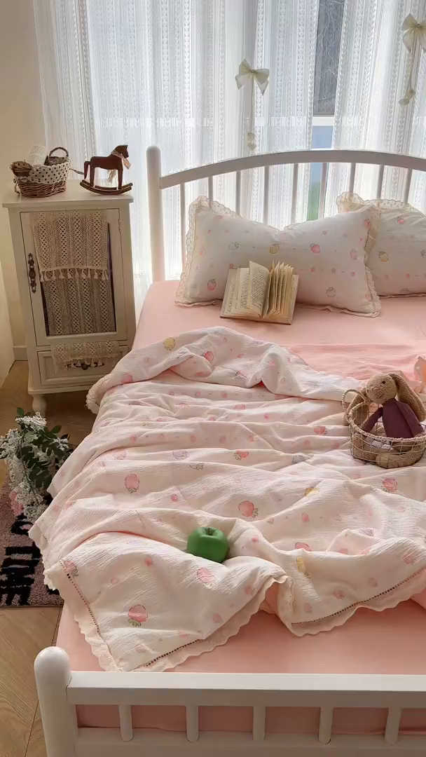 91家纺网 家纺一手货源 找家纺 港岛妹妹 2026新款镂空花边夏被 夏被四件套 草莓果园