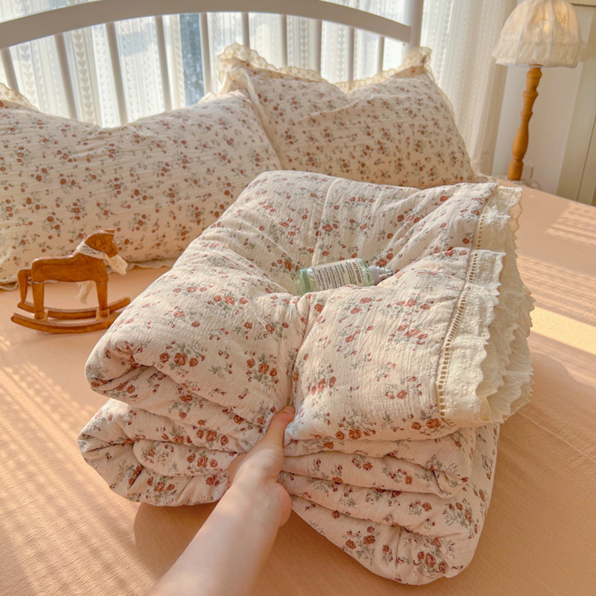 91家纺网 家纺一手货源 找家纺 港岛妹妹 2026新款镂空花边夏被 夏被四件套 木蔓秋诗