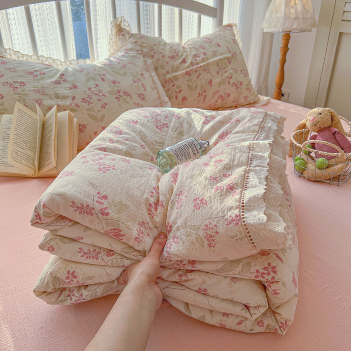 91家纺网 家纺一手货源 找家纺 港岛妹妹 2026新款镂空花边夏被 夏被四件套 浅茉樱藤