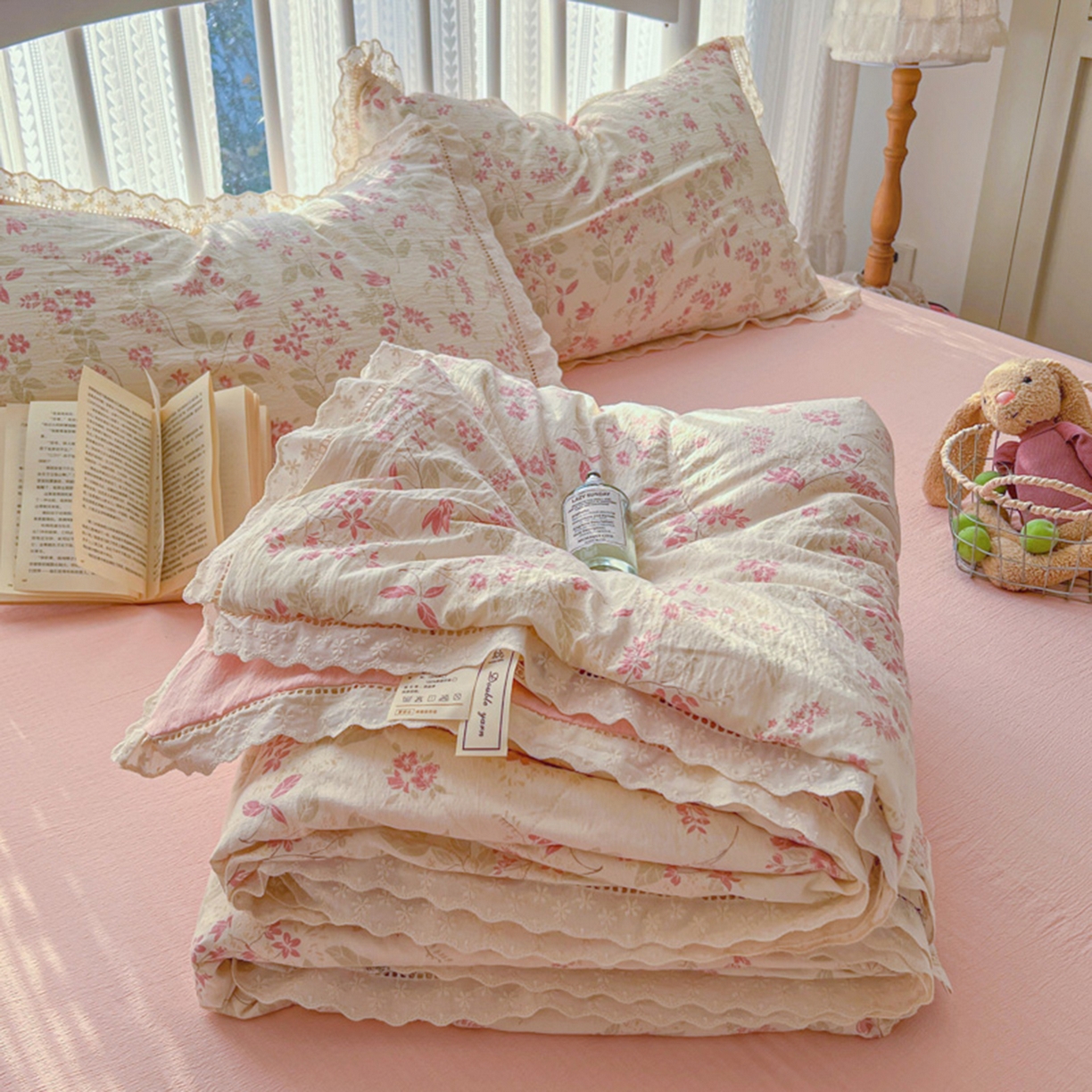 91家纺网 家纺一手货源 找家纺 港岛妹妹 2026新款镂空花边夏被 夏被四件套 浅茉樱藤