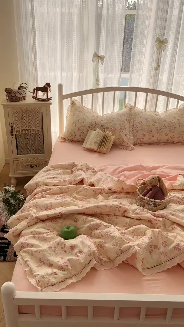 91家纺网 家纺一手货源 找家纺 港岛妹妹 2026新款镂空花边夏被 夏被四件套 浅茉樱藤