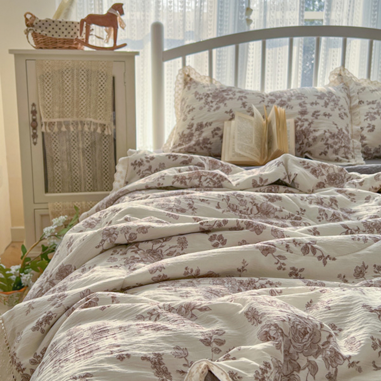 91家纺网 家纺一手货源 找家纺 港岛妹妹 2026新款镂空花边夏被 夏被四件套 沁雪蔷薇