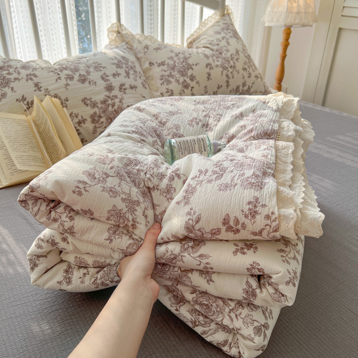 91家纺网 家纺一手货源 找家纺 港岛妹妹 2026新款镂空花边夏被 夏被四件套 沁雪蔷薇