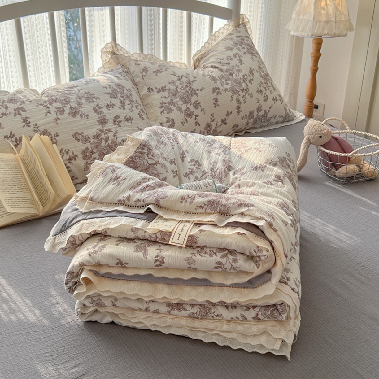 91家纺网 家纺一手货源 找家纺 港岛妹妹 2026新款镂空花边夏被 夏被四件套 沁雪蔷薇