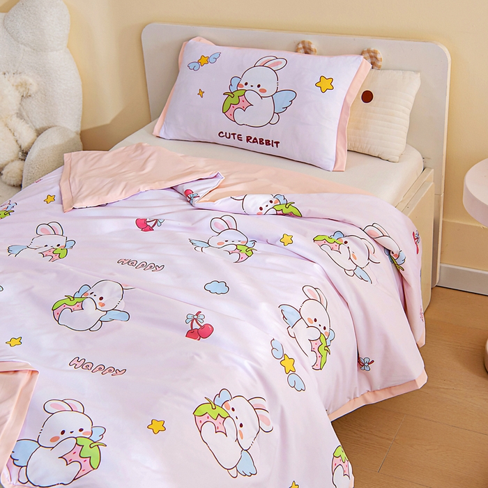 91家纺网 家纺一手货源 找家纺 御棉坊2026新款A类锦氨数码印花圆网蚕丝儿童夏凉被幼儿园午睡被宝宝夏季空调被薄被子 锦氨-草莓兔精灵