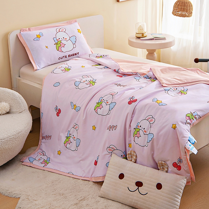 91家纺网 家纺一手货源 找家纺 御棉坊2026新款A类锦氨数码印花圆网蚕丝儿童夏凉被幼儿园午睡被宝宝夏季空调被薄被子 锦氨-草莓兔精灵