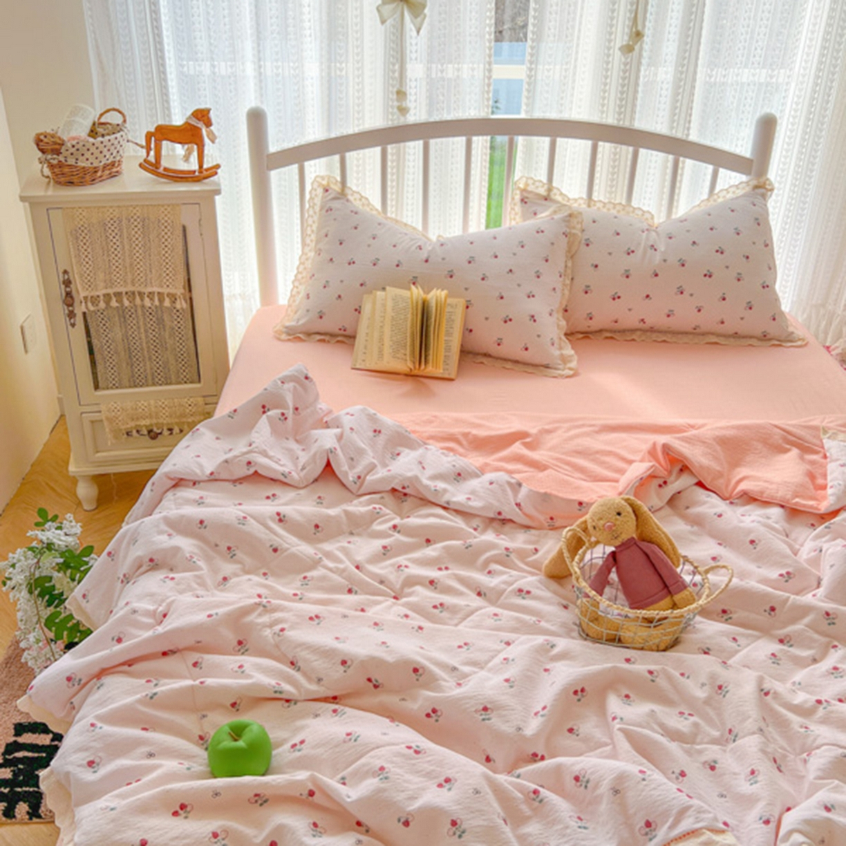 91家纺网 家纺一手货源 找家纺 港岛妹妹 2026新款镂空花边夏被 夏被四件套 小草莓