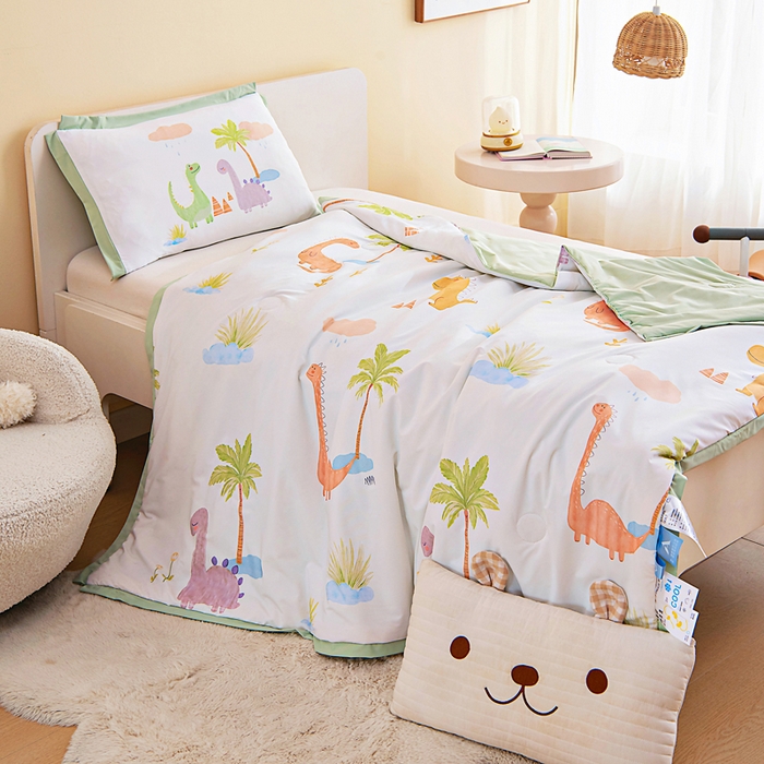 91家纺网 家纺一手货源 找家纺 御棉坊2026新款A类锦氨数码印花圆网蚕丝儿童夏凉被幼儿园午睡被宝宝夏季空调被薄被子 锦氨-海岸村绿