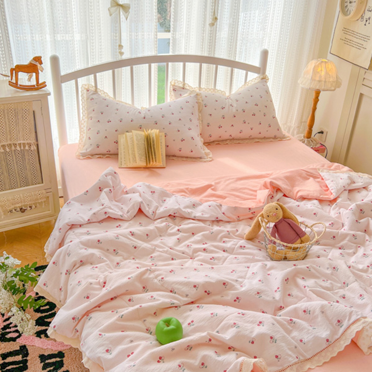 91家纺网 家纺一手货源 找家纺 港岛妹妹 2026新款镂空花边夏被 夏被四件套 小草莓