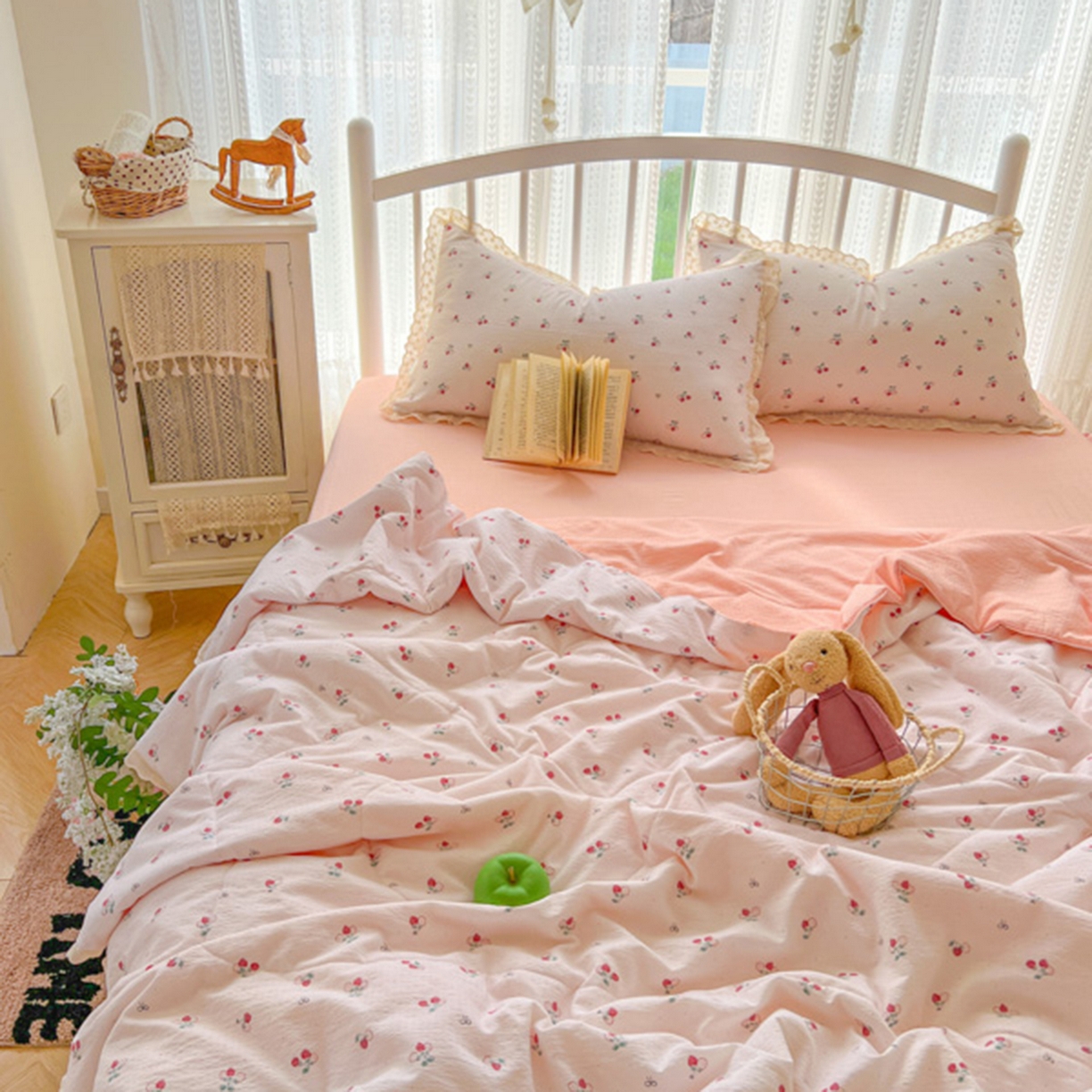 91家纺网 家纺一手货源 找家纺 港岛妹妹 2026新款镂空花边夏被 夏被四件套 小草莓