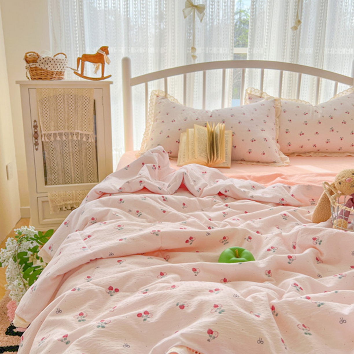 91家纺网 家纺一手货源 找家纺 港岛妹妹 2026新款镂空花边夏被 夏被四件套 小草莓