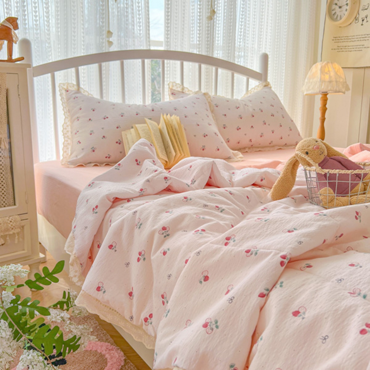 91家纺网 家纺一手货源 找家纺 港岛妹妹 2026新款镂空花边夏被 夏被四件套 小草莓