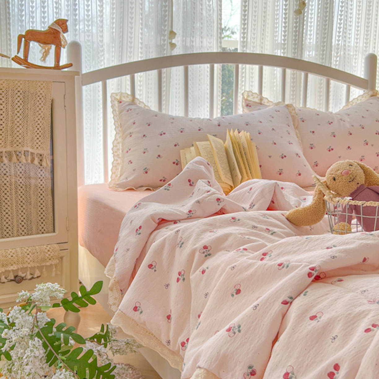 91家纺网 家纺一手货源 找家纺 港岛妹妹 2026新款镂空花边夏被 夏被四件套 小草莓