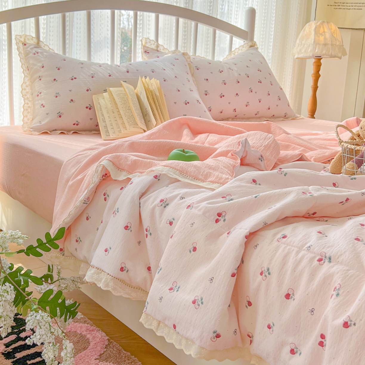 91家纺网 家纺一手货源 找家纺 港岛妹妹 2026新款镂空花边夏被 夏被四件套 小草莓