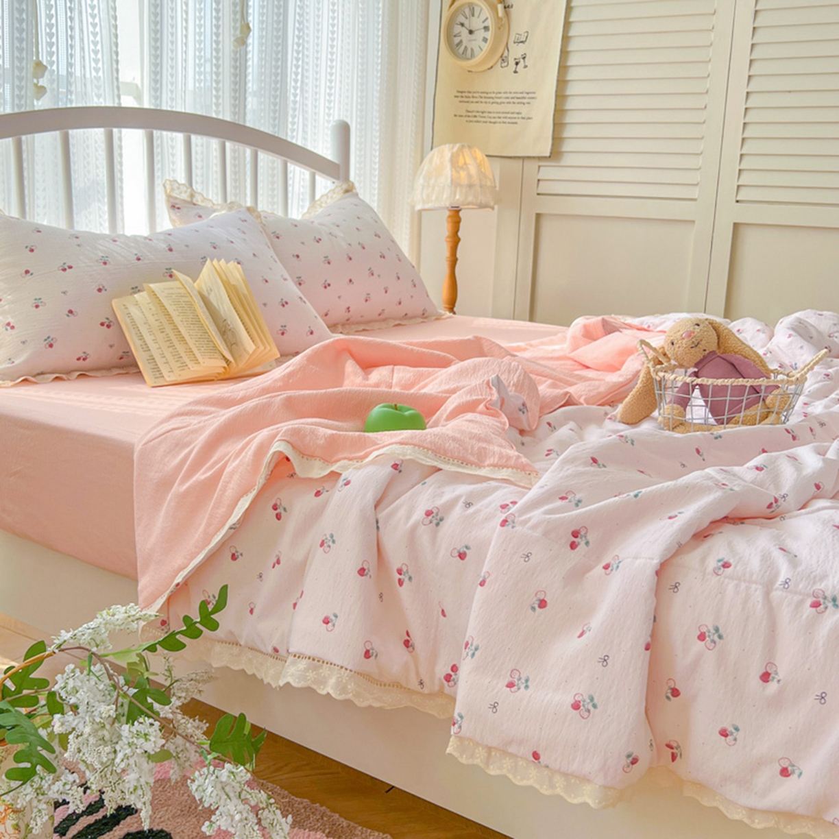 91家纺网 家纺一手货源 找家纺 港岛妹妹 2026新款镂空花边夏被 夏被四件套 小草莓