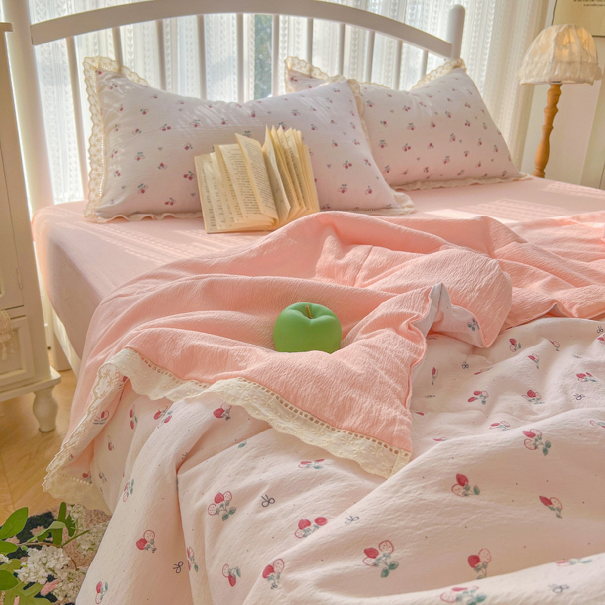 91家纺网 家纺一手货源 找家纺 港岛妹妹 2026新款镂空花边夏被 夏被四件套 小草莓