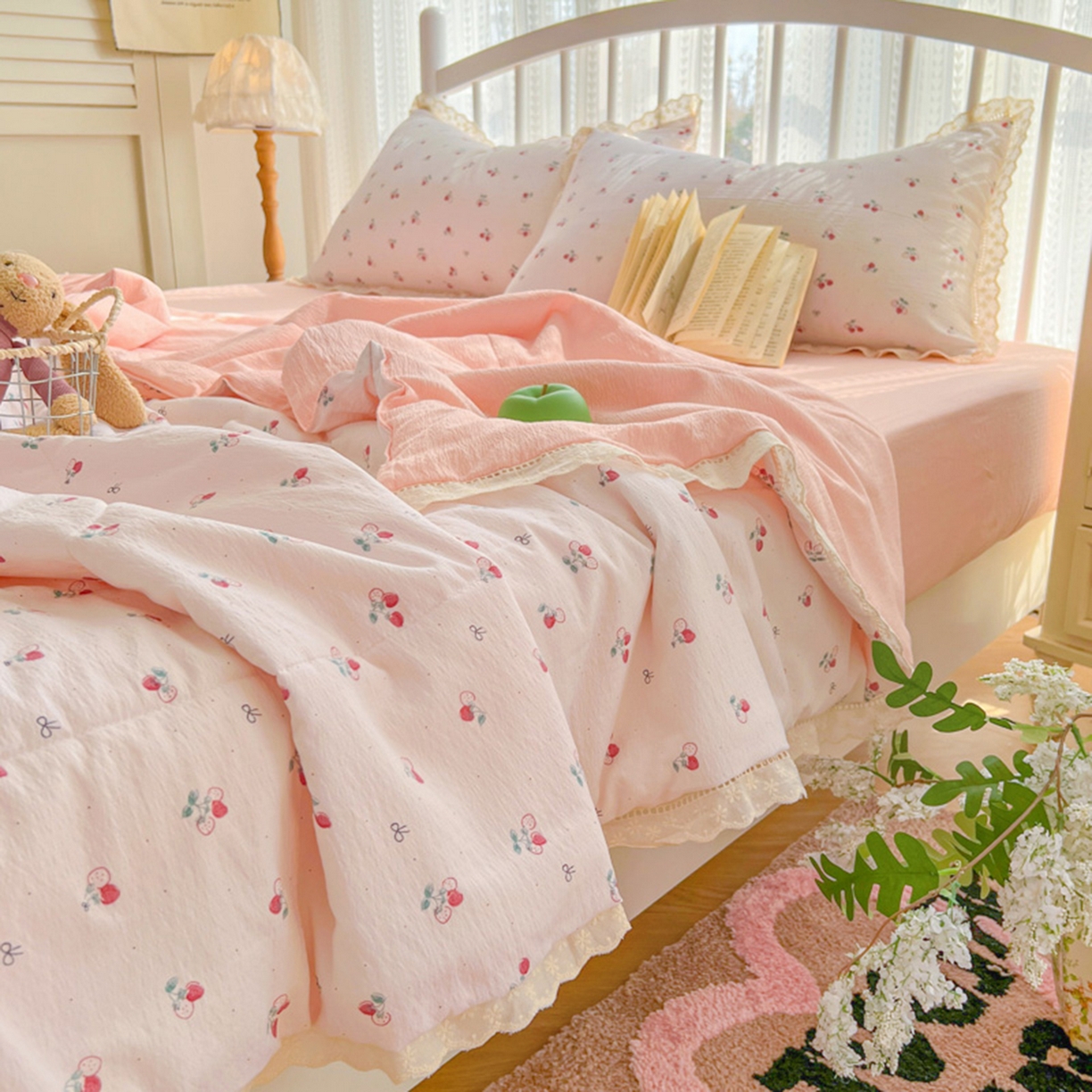 91家纺网 家纺一手货源 找家纺 港岛妹妹 2026新款镂空花边夏被 夏被四件套 小草莓