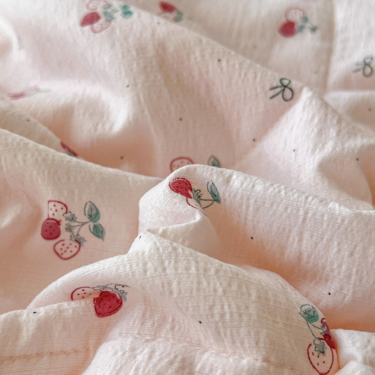 91家纺网 家纺一手货源 找家纺 港岛妹妹 2026新款镂空花边夏被 夏被四件套 小草莓