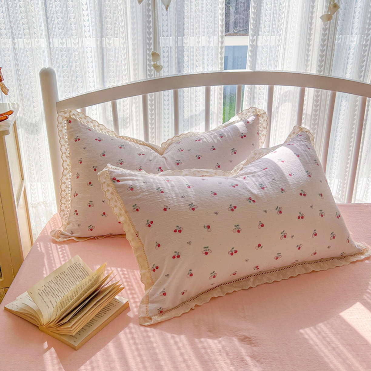 91家纺网 家纺一手货源 找家纺 港岛妹妹 2026新款镂空花边夏被 夏被四件套 小草莓