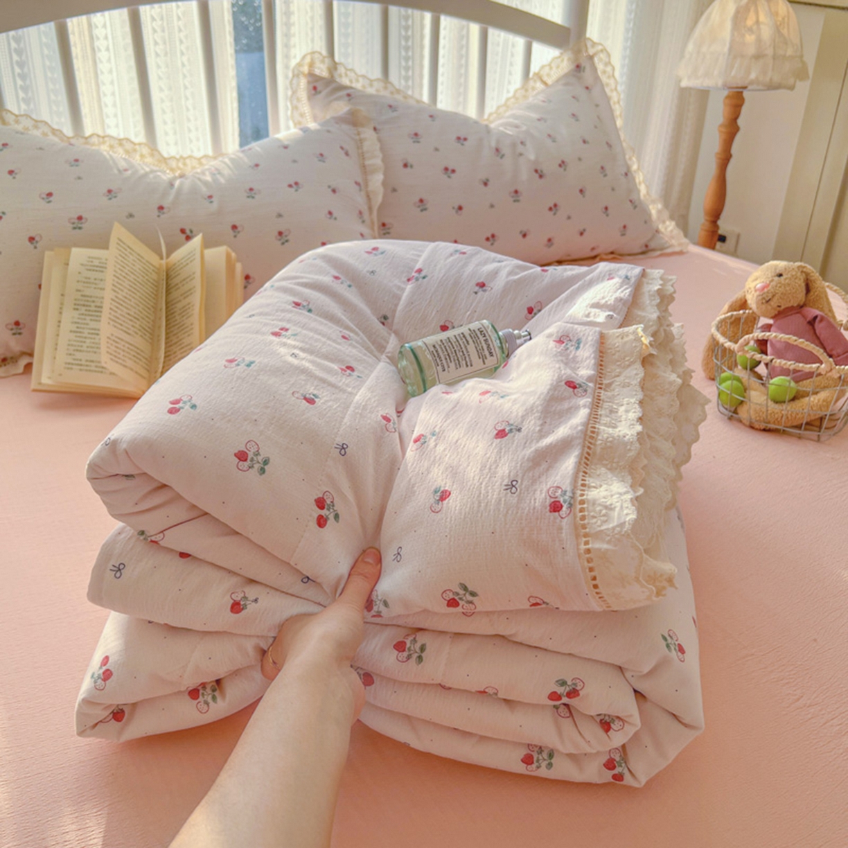 91家纺网 家纺一手货源 找家纺 港岛妹妹 2026新款镂空花边夏被 夏被四件套 小草莓