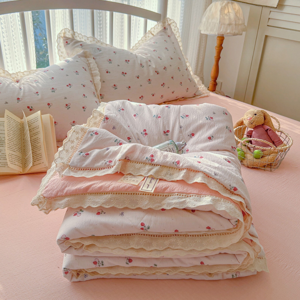 91家纺网 家纺一手货源 找家纺 港岛妹妹 2026新款镂空花边夏被 夏被四件套 小草莓