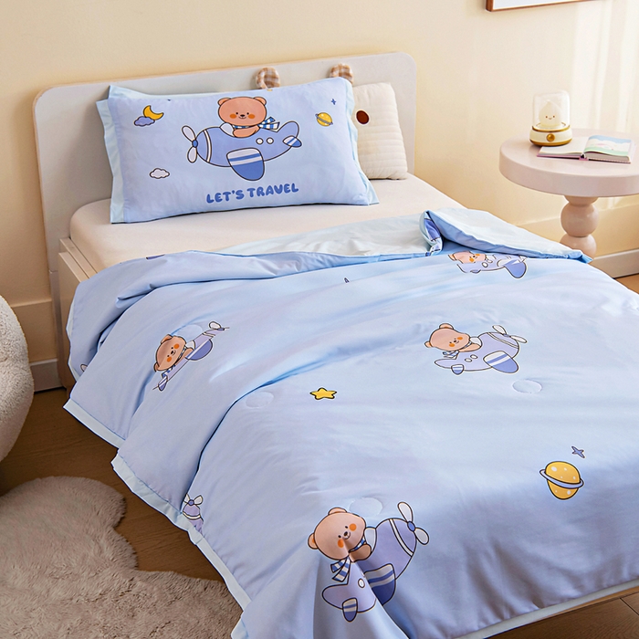 91家纺网 家纺一手货源 找家纺 御棉坊2026新款A类锦氨数码印花圆网蚕丝儿童夏凉被幼儿园午睡被宝宝夏季空调被薄被子 锦氨-小熊飞行员