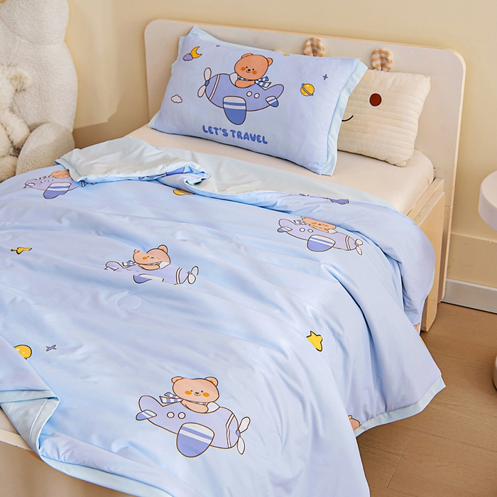 91家纺网 家纺一手货源 找家纺 御棉坊2026新款A类锦氨数码印花圆网蚕丝儿童夏凉被幼儿园午睡被宝宝夏季空调被薄被子 锦氨-小熊飞行员