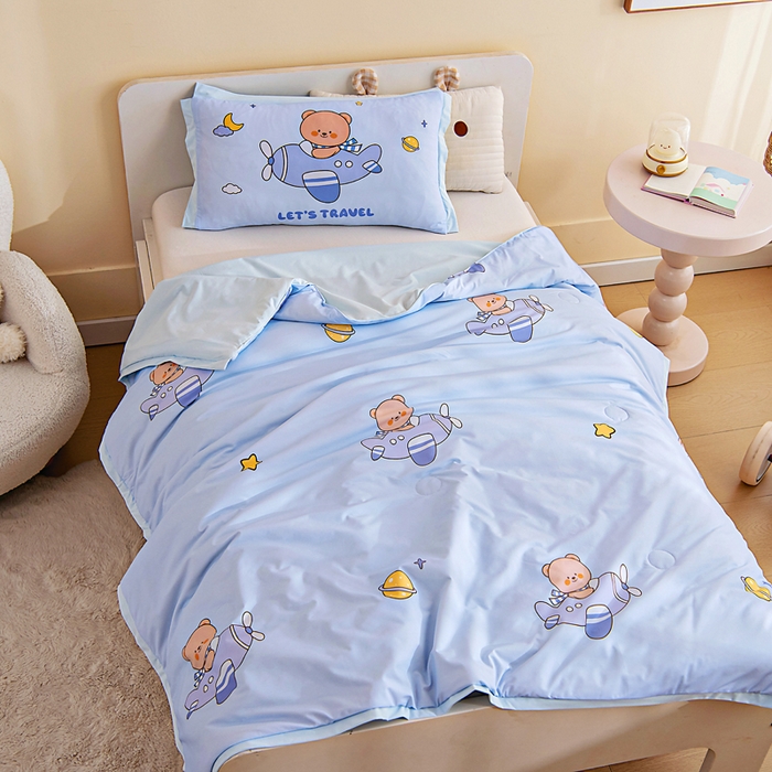 91家纺网 家纺一手货源 找家纺 御棉坊2026新款A类锦氨数码印花圆网蚕丝儿童夏凉被幼儿园午睡被宝宝夏季空调被薄被子 锦氨-小熊飞行员