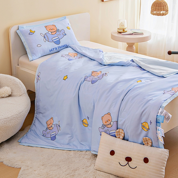 91家纺网 家纺一手货源 找家纺 御棉坊2026新款A类锦氨数码印花圆网蚕丝儿童夏凉被幼儿园午睡被宝宝夏季空调被薄被子 锦氨-小熊飞行员