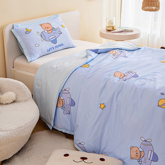 91家纺网 家纺一手货源 找家纺 御棉坊2026新款A类锦氨数码印花圆网蚕丝儿童夏凉被幼儿园午睡被宝宝夏季空调被薄被子 锦氨-小熊飞行员