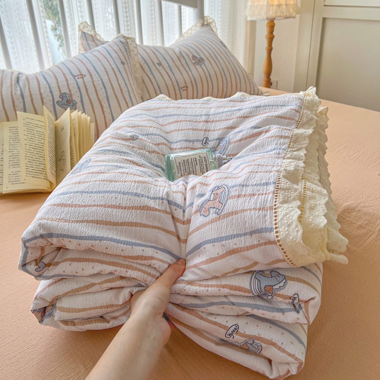 91家纺网 家纺一手货源 找家纺 港岛妹妹 2026新款镂空花边夏被 夏被四件套 小木马