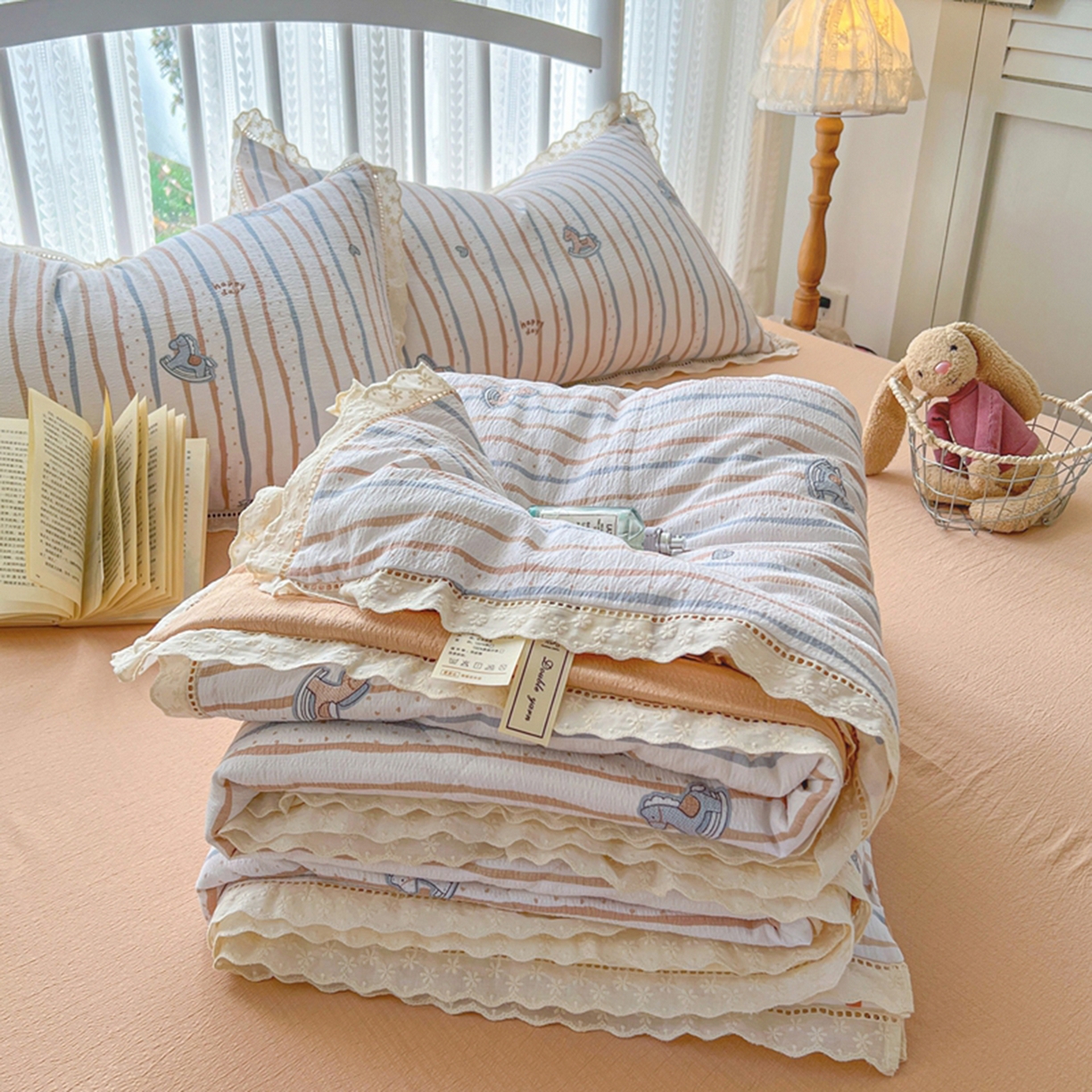 91家纺网 家纺一手货源 找家纺 港岛妹妹 2026新款镂空花边夏被 夏被四件套 小木马