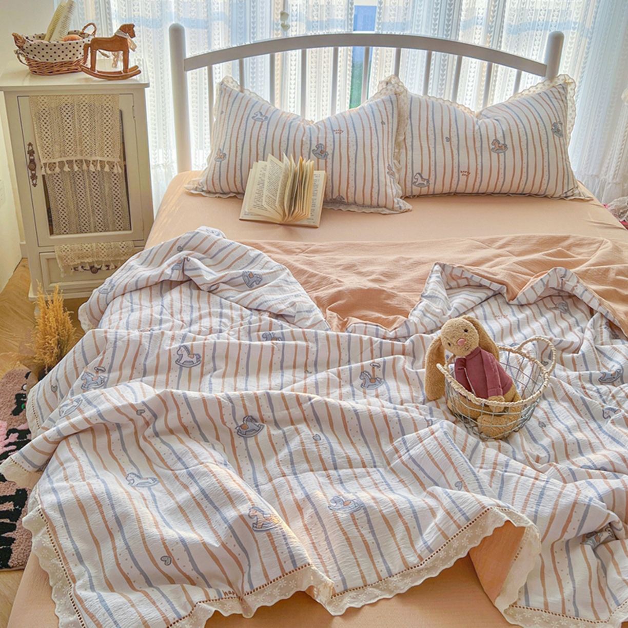 91家纺网 家纺一手货源 找家纺 港岛妹妹 2026新款镂空花边夏被 夏被四件套 小木马