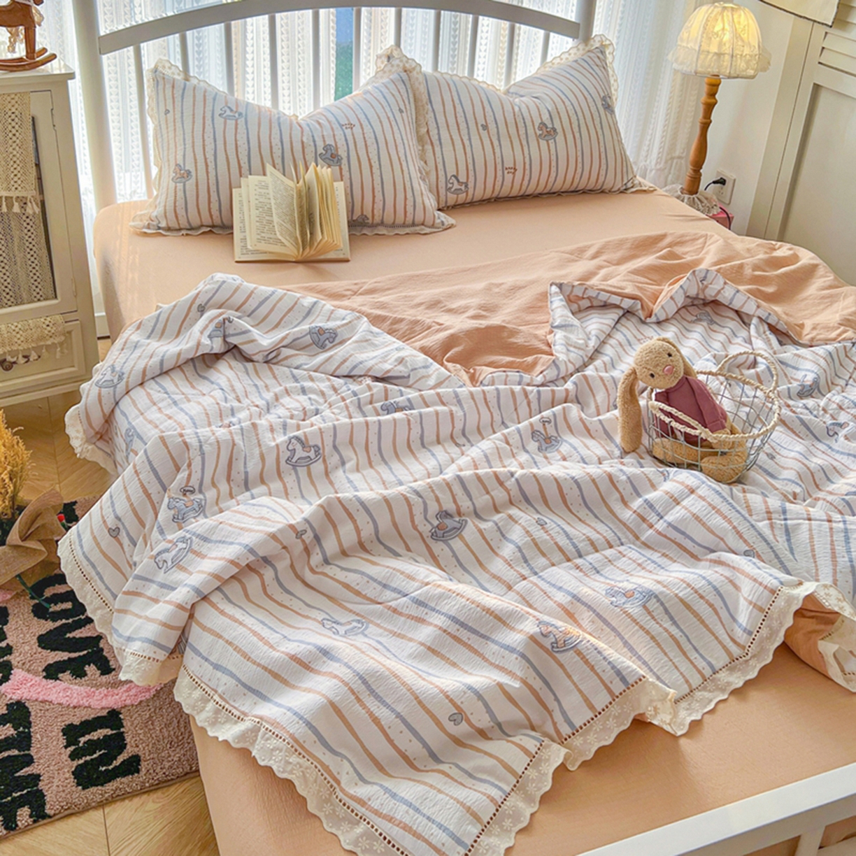 91家纺网 家纺一手货源 找家纺 港岛妹妹 2026新款镂空花边夏被 夏被四件套 小木马