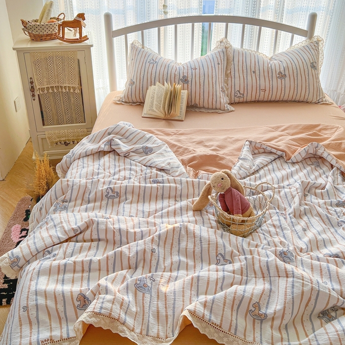 91家纺网 家纺一手货源 找家纺 港岛妹妹 2026新款镂空花边夏被 夏被四件套 小木马