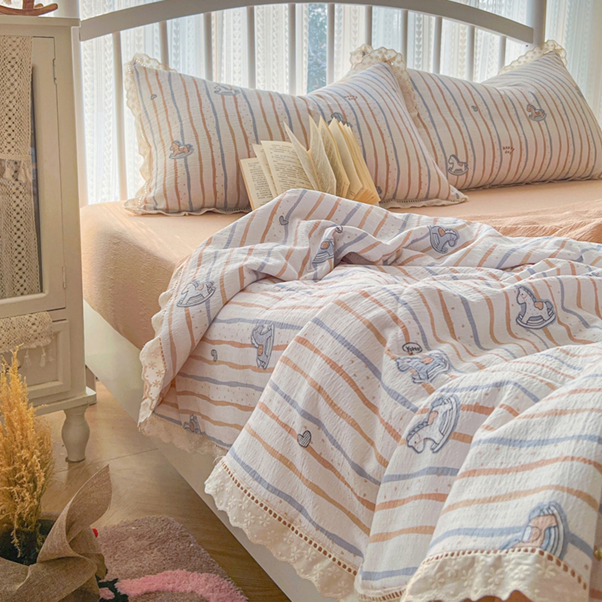 91家纺网 家纺一手货源 找家纺 港岛妹妹 2026新款镂空花边夏被 夏被四件套 小木马