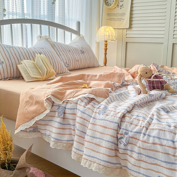 91家纺网 家纺一手货源 找家纺 港岛妹妹 2026新款镂空花边夏被 夏被四件套 小木马