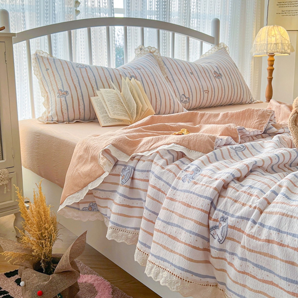 91家纺网 家纺一手货源 找家纺 港岛妹妹 2026新款镂空花边夏被 夏被四件套 小木马