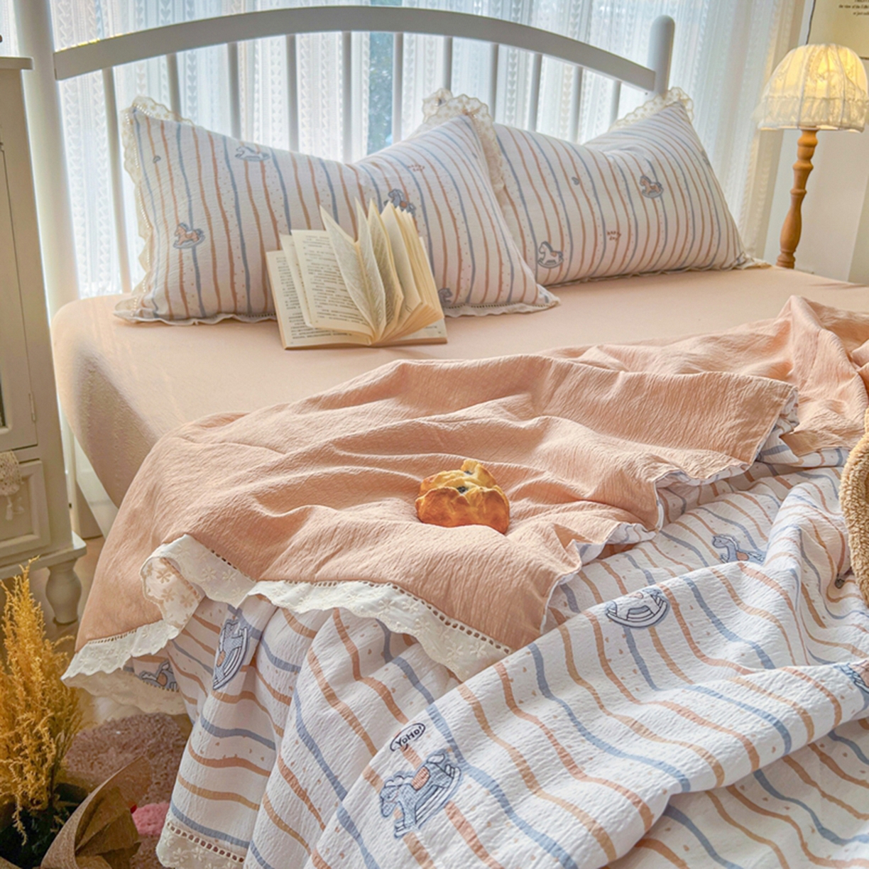 91家纺网 家纺一手货源 找家纺 港岛妹妹 2026新款镂空花边夏被 夏被四件套 小木马