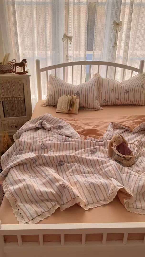 91家纺网 家纺一手货源 找家纺 港岛妹妹 2026新款镂空花边夏被 夏被四件套 小木马