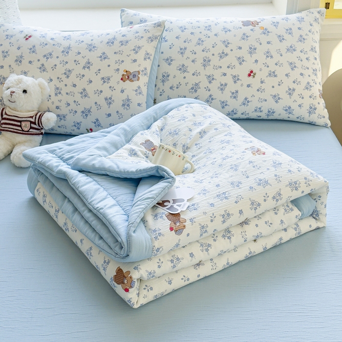 91家纺网 家纺一手货源 找家纺 几禾 2026新款A类三层纱印花夏被-柔纱 柔纱-丛中小熊