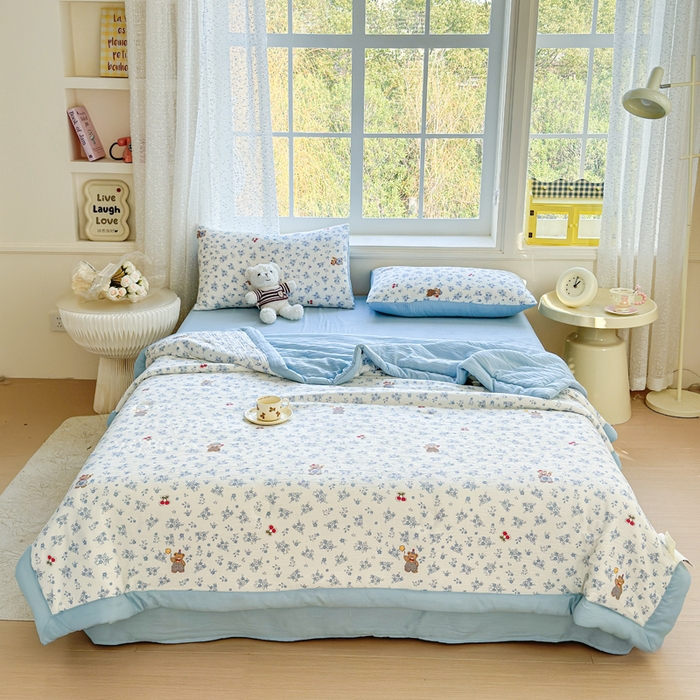 91家纺网 家纺一手货源 找家纺 几禾 2026新款A类三层纱印花夏被-柔纱 柔纱-丛中小熊