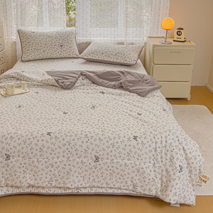 91家纺网 家纺一手货源 找家纺 （总）几禾 2026新款云感双层纱7A抗菌夏被四件套系列-栀夏系列