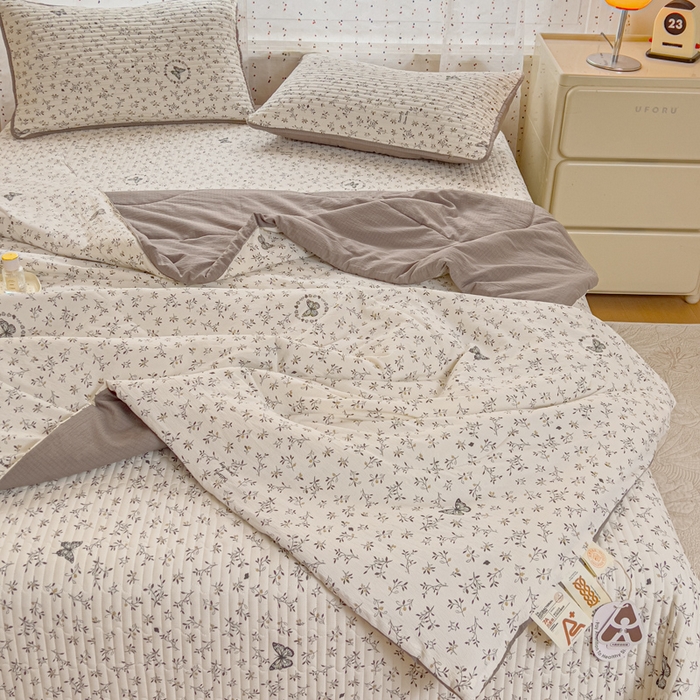 91家纺网 家纺一手货源 找家纺 （总）几禾 2026新款云感双层纱7A抗菌夏被四件套系列-栀夏系列