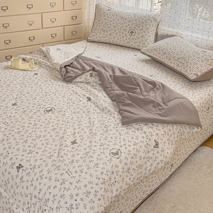 91家纺网 家纺一手货源 找家纺 （总）几禾 2026新款云感双层纱7A抗菌夏被四件套系列-栀夏系列