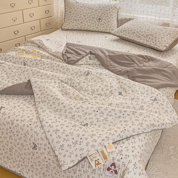 91家纺网 家纺一手货源 找家纺 （总）几禾 2026新款云感双层纱7A抗菌夏被四件套系列-栀夏系列